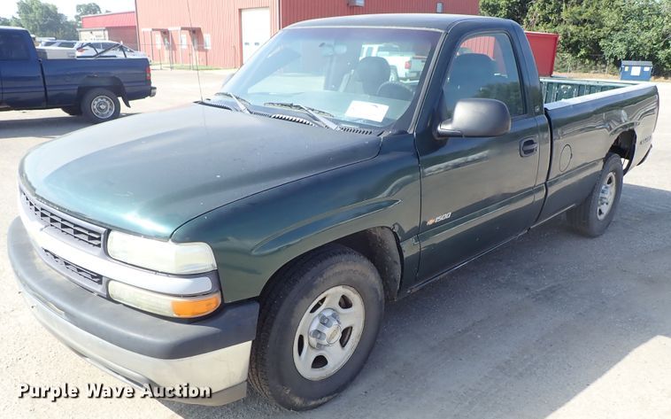 image for item DE1079 2002 Chevrolet Silverado 1500 pickup truck