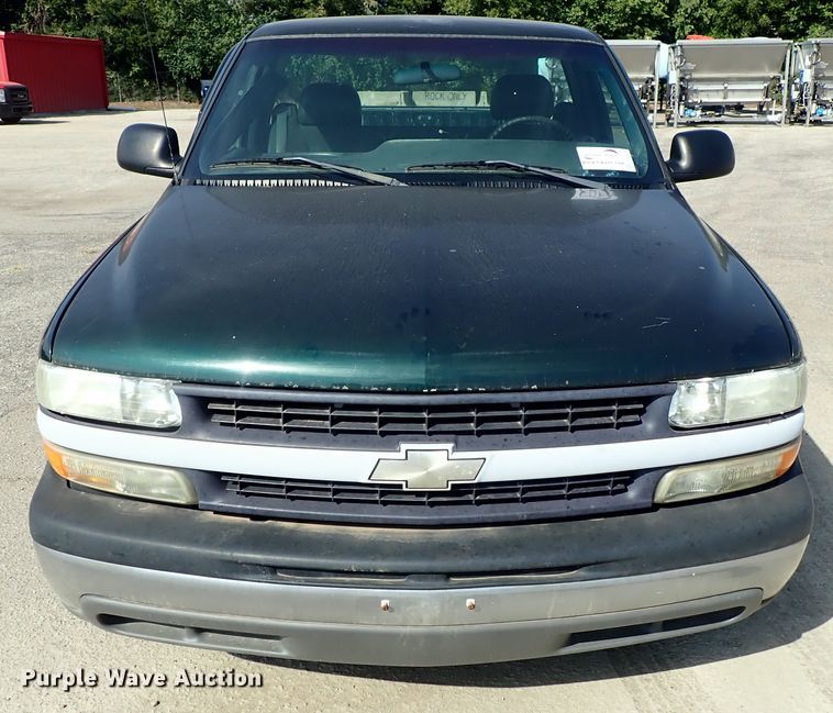 image for item DE1079 2002 Chevrolet Silverado 1500 pickup truck