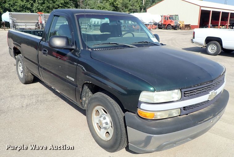 image for item DE1079 2002 Chevrolet Silverado 1500 pickup truck