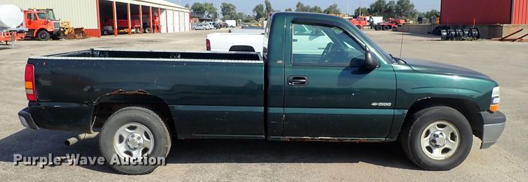 image for item DE1079 2002 Chevrolet Silverado 1500 pickup truck