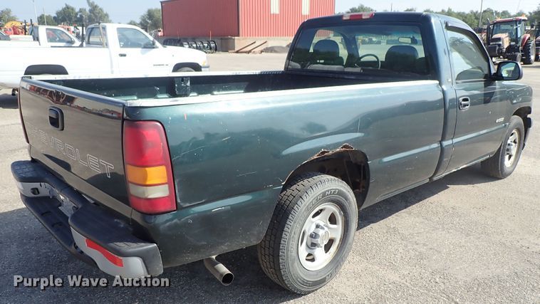 image for item DE1079 2002 Chevrolet Silverado 1500 pickup truck