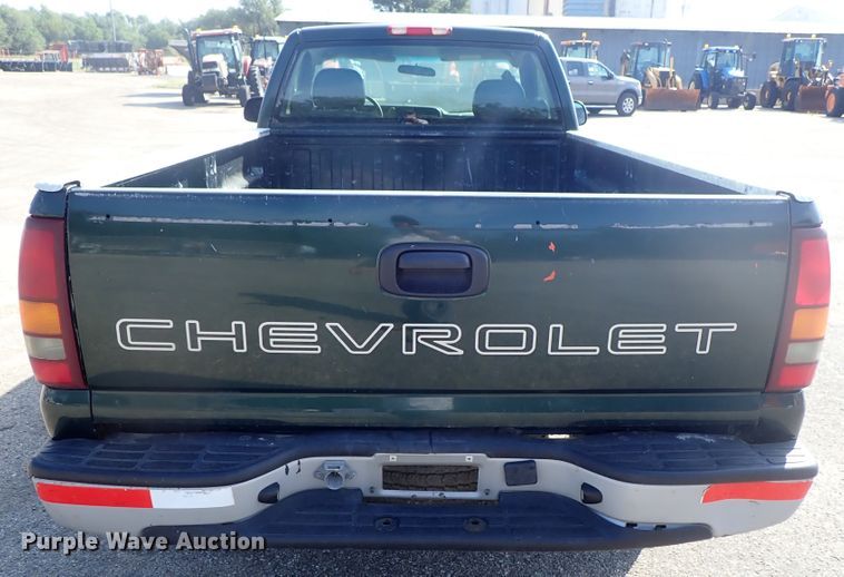 image for item DE1079 2002 Chevrolet Silverado 1500 pickup truck