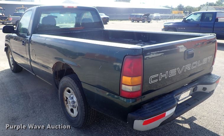 image for item DE1079 2002 Chevrolet Silverado 1500 pickup truck