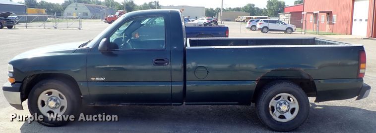 image for item DE1079 2002 Chevrolet Silverado 1500 pickup truck