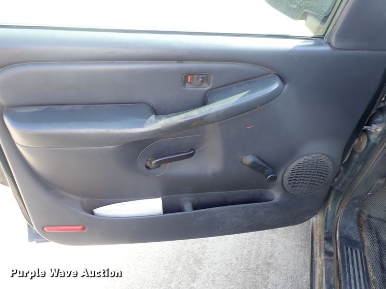 image for item DE1079 2002 Chevrolet Silverado 1500 pickup truck