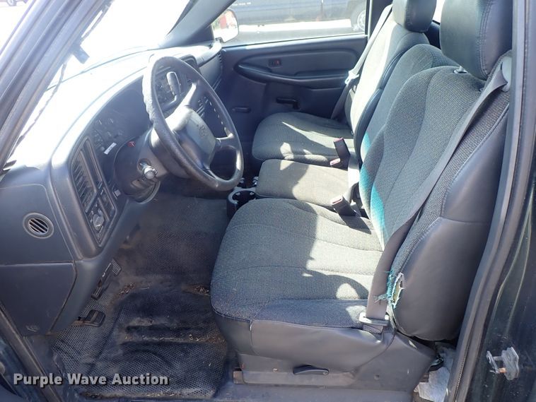 image for item DE1079 2002 Chevrolet Silverado 1500 pickup truck