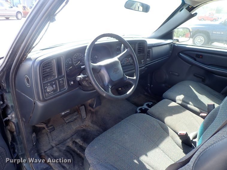 image for item DE1079 2002 Chevrolet Silverado 1500 pickup truck