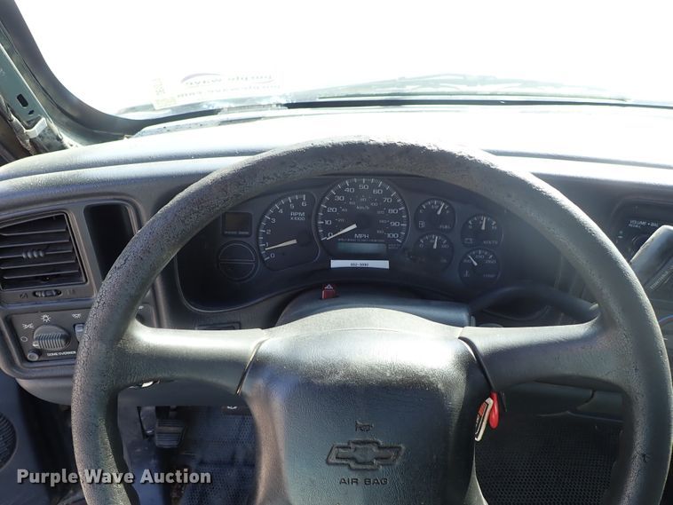 image for item DE1079 2002 Chevrolet Silverado 1500 pickup truck