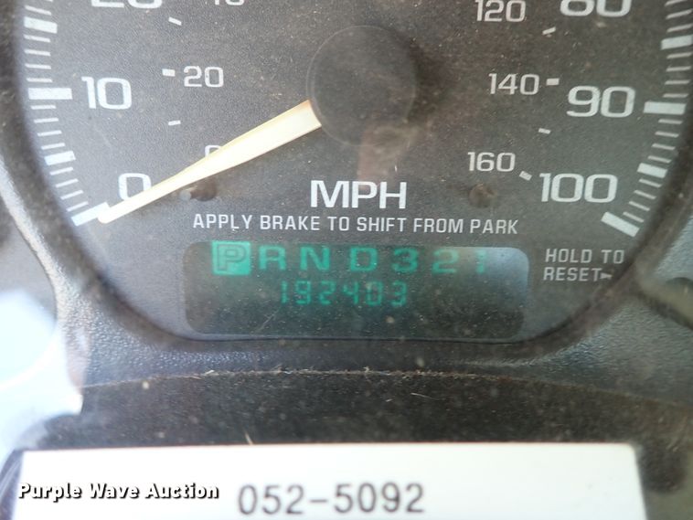 image for item DE1079 2002 Chevrolet Silverado 1500 pickup truck