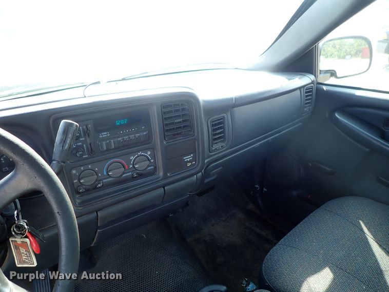 image for item DE1079 2002 Chevrolet Silverado 1500 pickup truck