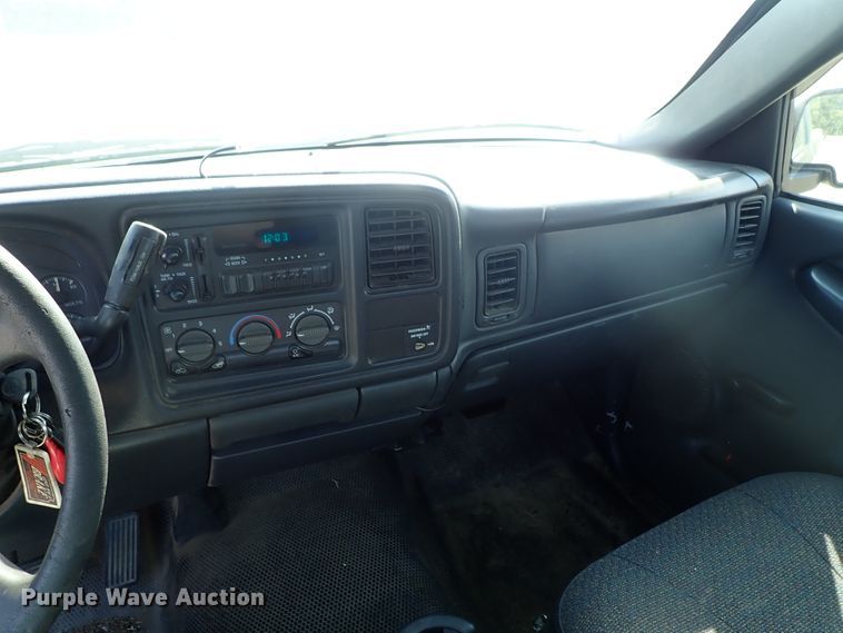 image for item DE1079 2002 Chevrolet Silverado 1500 pickup truck