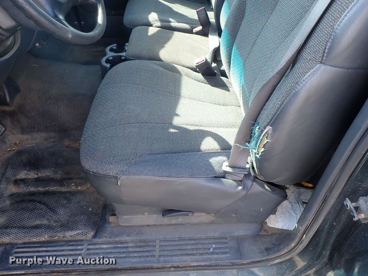 image for item DE1079 2002 Chevrolet Silverado 1500 pickup truck