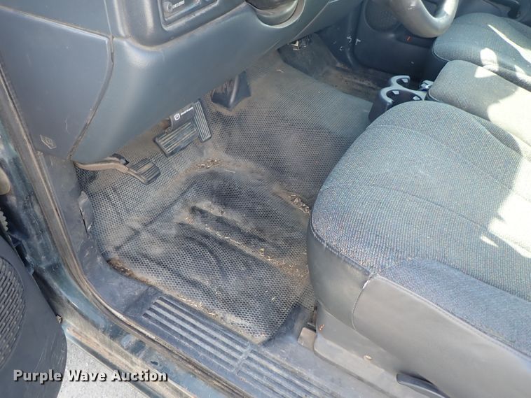 image for item DE1079 2002 Chevrolet Silverado 1500 pickup truck