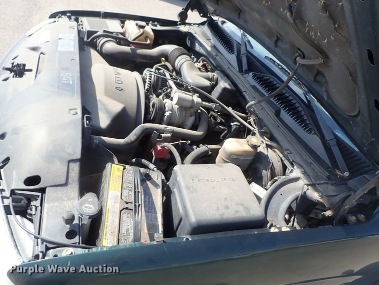 image for item DE1079 2002 Chevrolet Silverado 1500 pickup truck