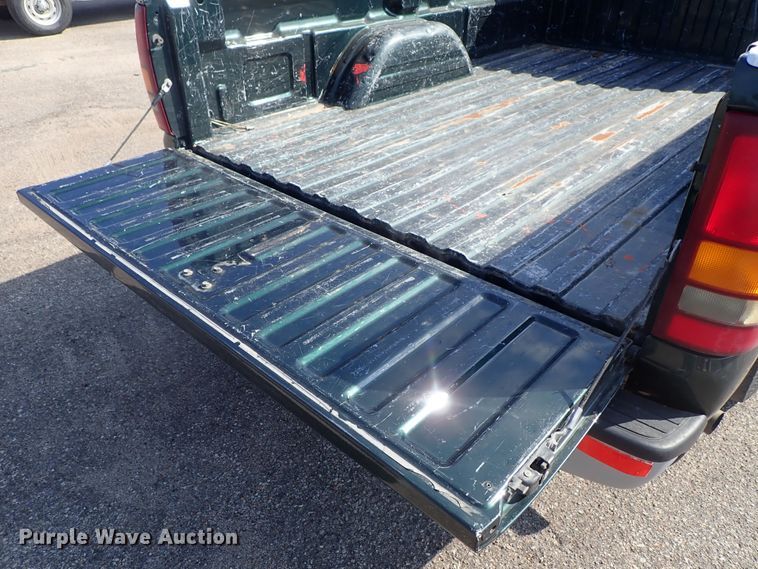 image for item DE1079 2002 Chevrolet Silverado 1500 pickup truck