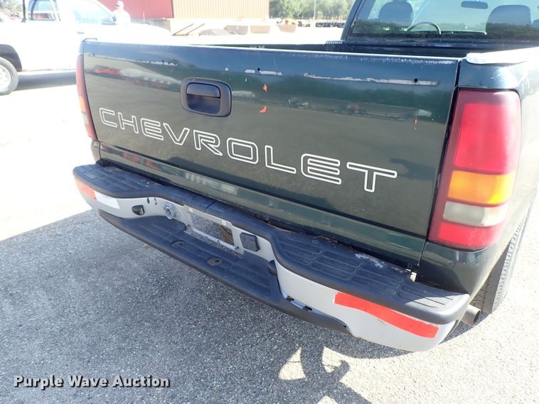 image for item DE1079 2002 Chevrolet Silverado 1500 pickup truck