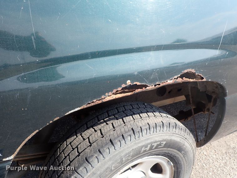 image for item DE1079 2002 Chevrolet Silverado 1500 pickup truck