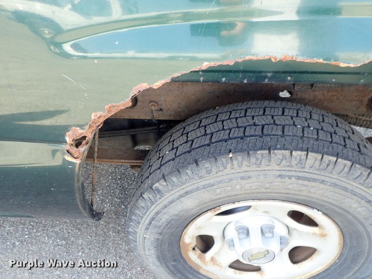 image for item DE1079 2002 Chevrolet Silverado 1500 pickup truck