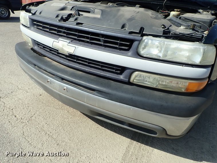 image for item DE1079 2002 Chevrolet Silverado 1500 pickup truck