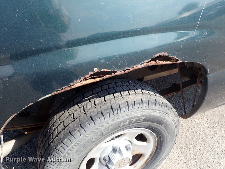 image for item DE1079 2002 Chevrolet Silverado 1500 pickup truck