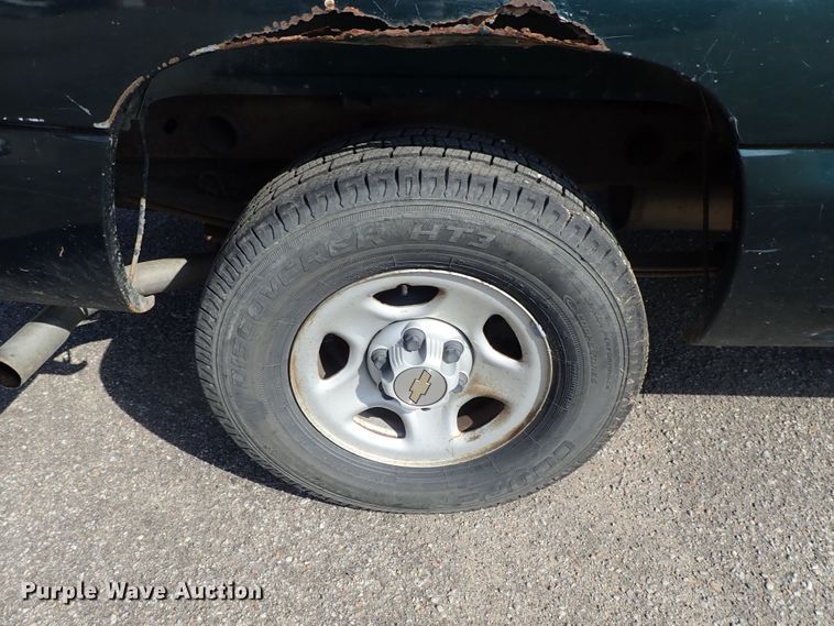 image for item DE1079 2002 Chevrolet Silverado 1500 pickup truck