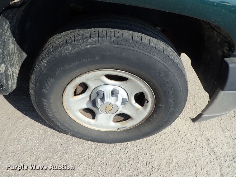 image for item DE1079 2002 Chevrolet Silverado 1500 pickup truck