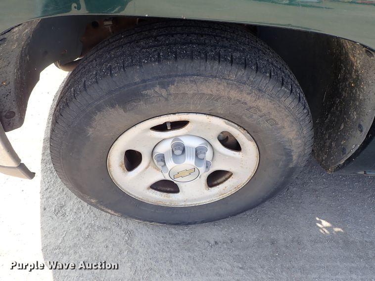 image for item DE1079 2002 Chevrolet Silverado 1500 pickup truck