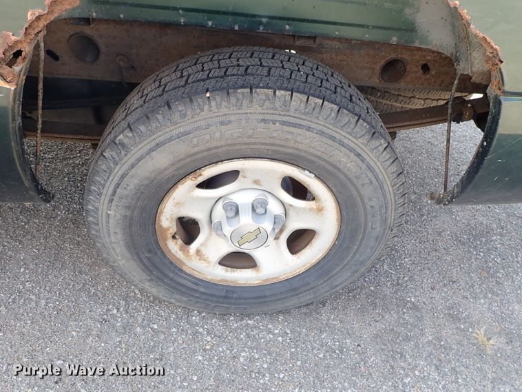 image for item DE1079 2002 Chevrolet Silverado 1500 pickup truck