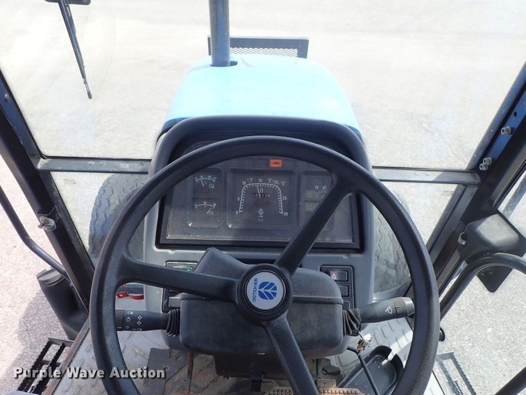image for item DE1082 2001 New Holland TS100 tractor