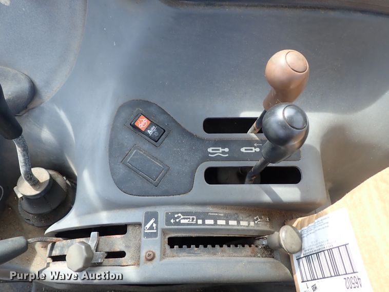 image for item DE1082 2001 New Holland TS100 tractor