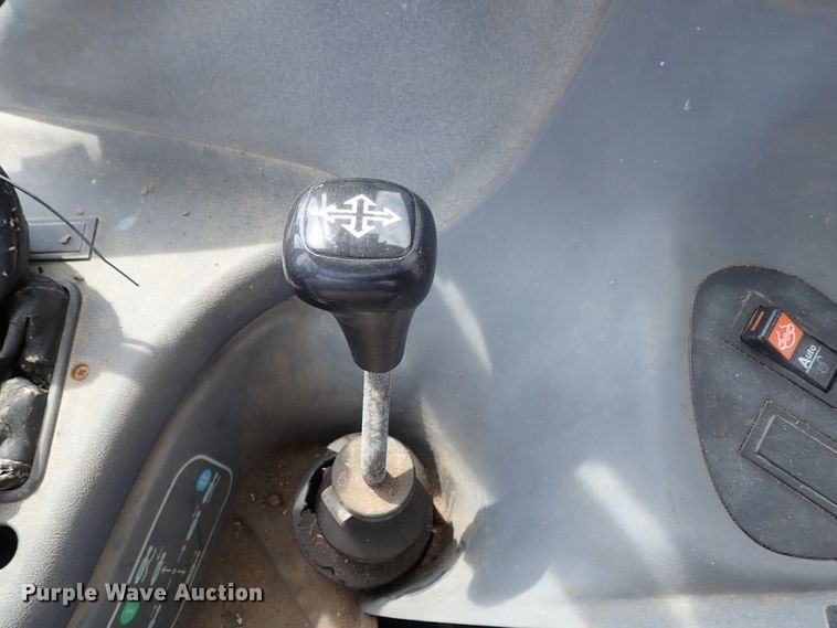 image for item DE1082 2001 New Holland TS100 tractor