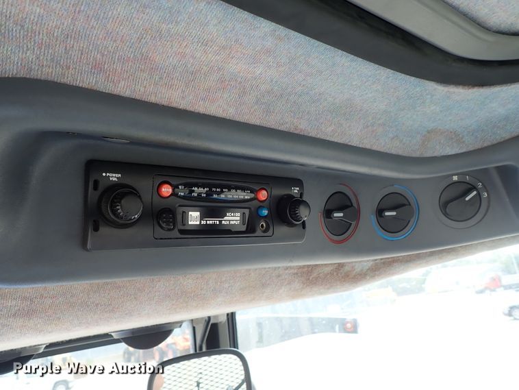 image for item DE1082 2001 New Holland TS100 tractor