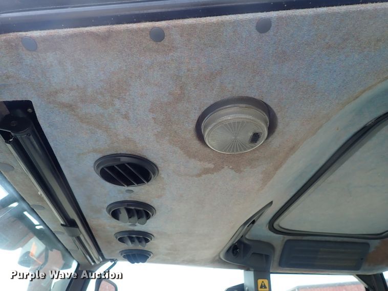 image for item DE1082 2001 New Holland TS100 tractor