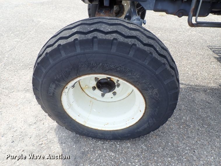 image for item DE1082 2001 New Holland TS100 tractor