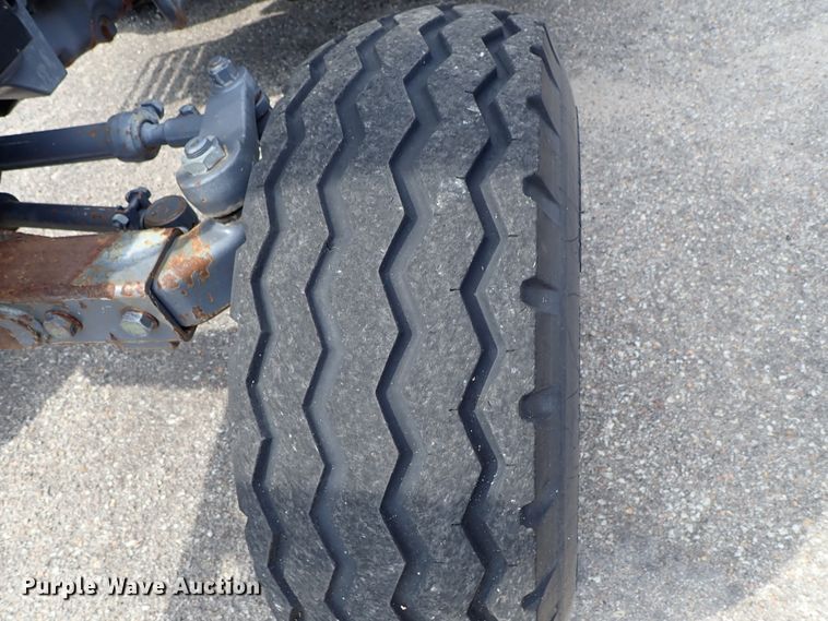 image for item DE1082 2001 New Holland TS100 tractor