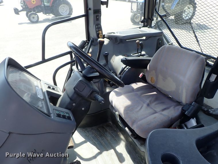 image for item DE1087 1999 New Holland TS100 tractor