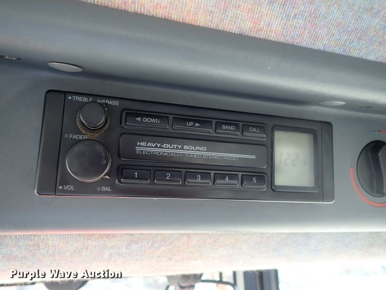 image for item DE1087 1999 New Holland TS100 tractor