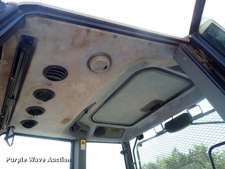 image for item DE1087 1999 New Holland TS100 tractor