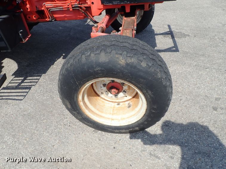 image for item DE1087 1999 New Holland TS100 tractor