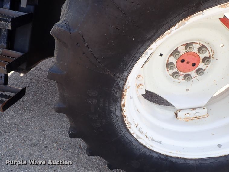 image for item DE1087 1999 New Holland TS100 tractor