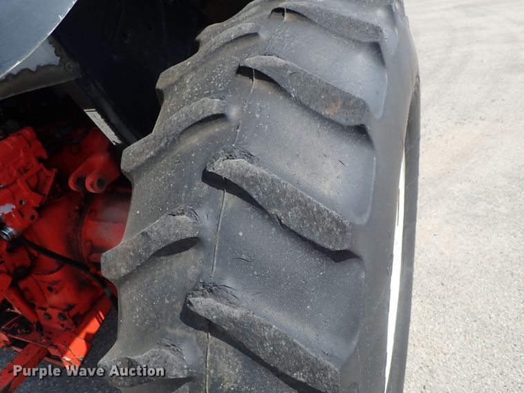 image for item DE1087 1999 New Holland TS100 tractor