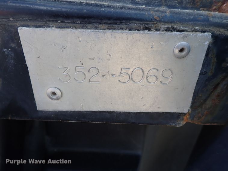 image for item DE1089 1999 New Holland TS100 tractor