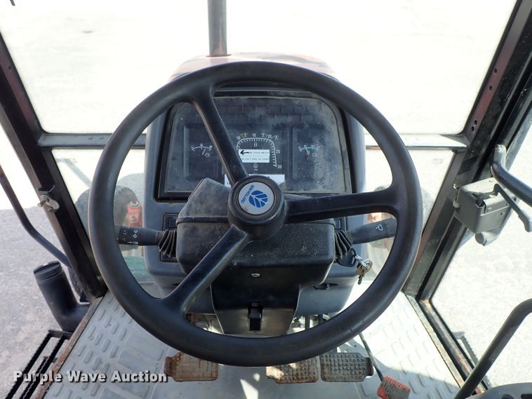 image for item DE1089 1999 New Holland TS100 tractor