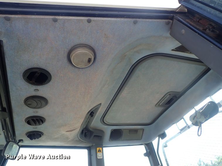 image for item DE1089 1999 New Holland TS100 tractor