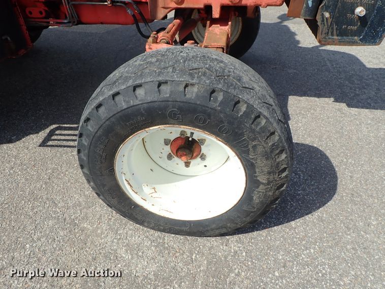 image for item DE1089 1999 New Holland TS100 tractor