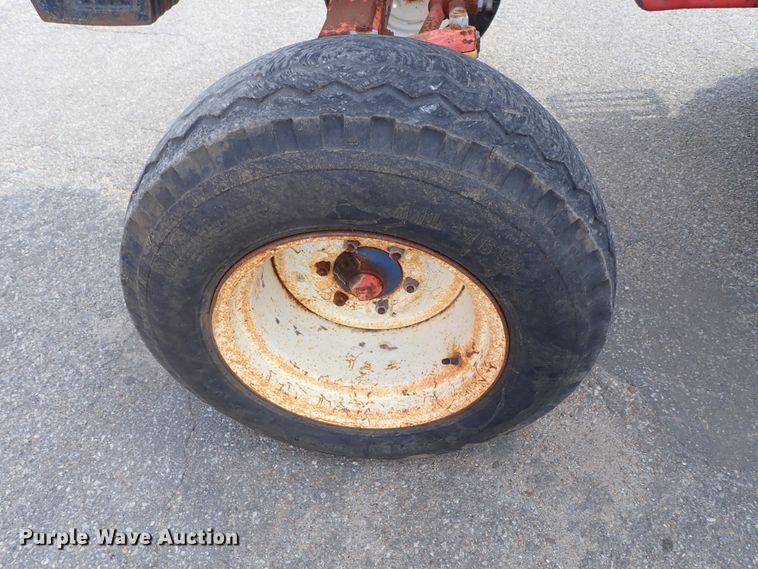 image for item DE1089 1999 New Holland TS100 tractor