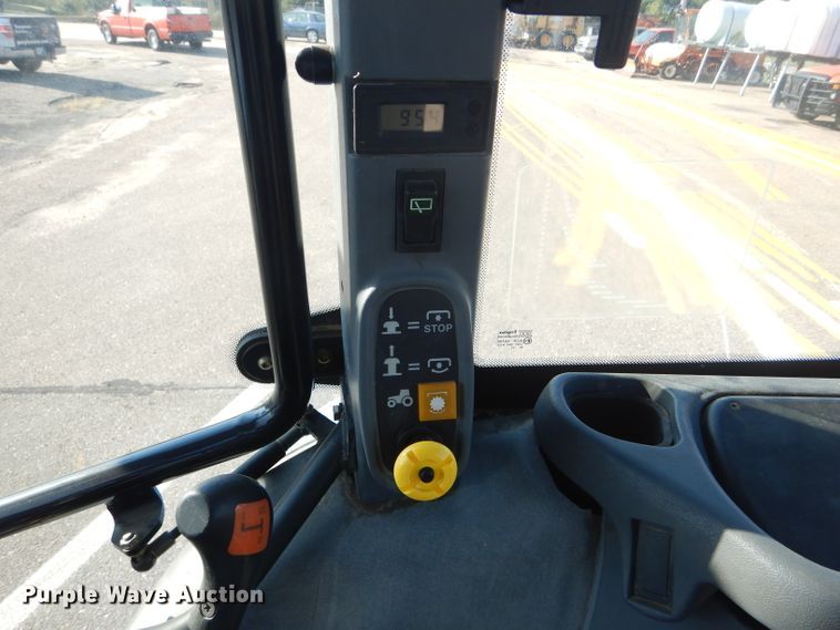 image for item DE4335 2001 New Holland TS100 tractor