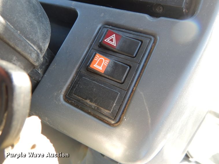 image for item DE4335 2001 New Holland TS100 tractor