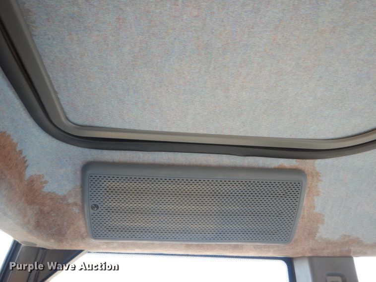 image for item DE4335 2001 New Holland TS100 tractor