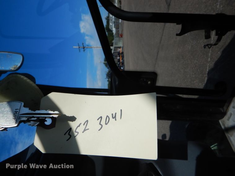 image for item DE4335 2001 New Holland TS100 tractor